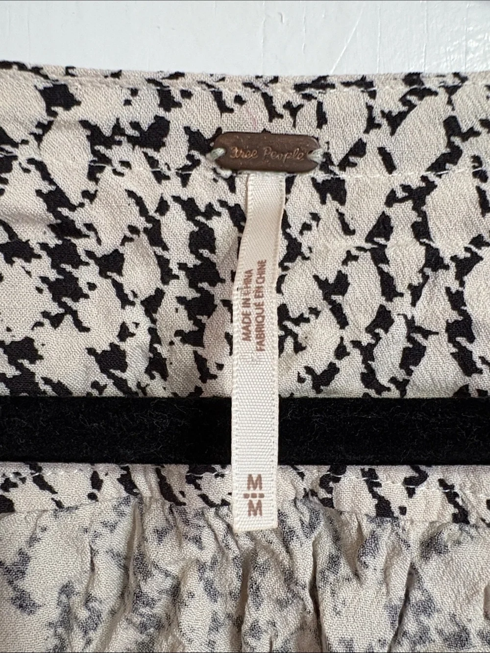 Free People Black and White V-Neck cropped long sleeve shirt Size Medium